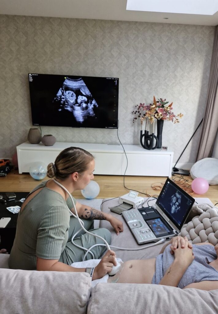 Silea op bezoek om voor een thuisecho.