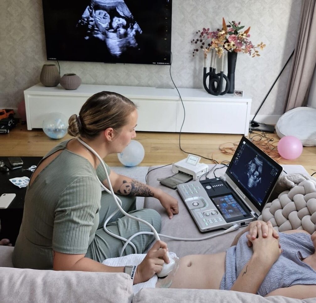 Silea op bezoek om voor een thuisecho.